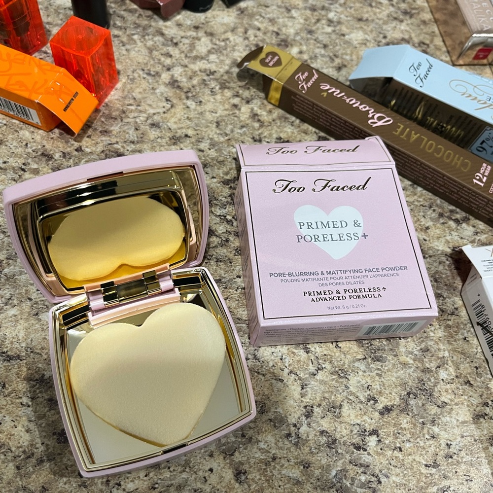 Too faced Primed and Poreless face powder